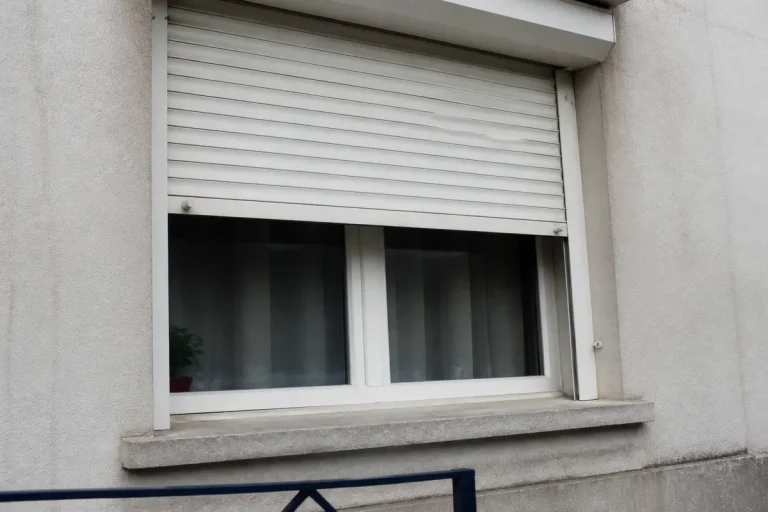 Volet roulant bloqué, descente possible mais remontée impossible, devant fenêtre fermée.