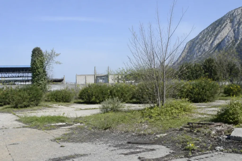 Terrain urbain désaffecté près de la montagne à Marseille, projet batievol.fr en développement