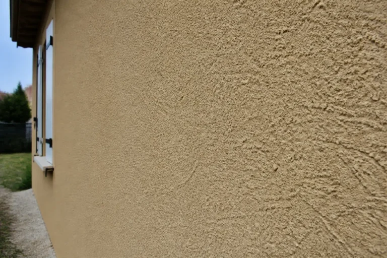 Mur en crépi extérieur beige réalisé par Aquitaine Travaux Rénovation sur une maison.