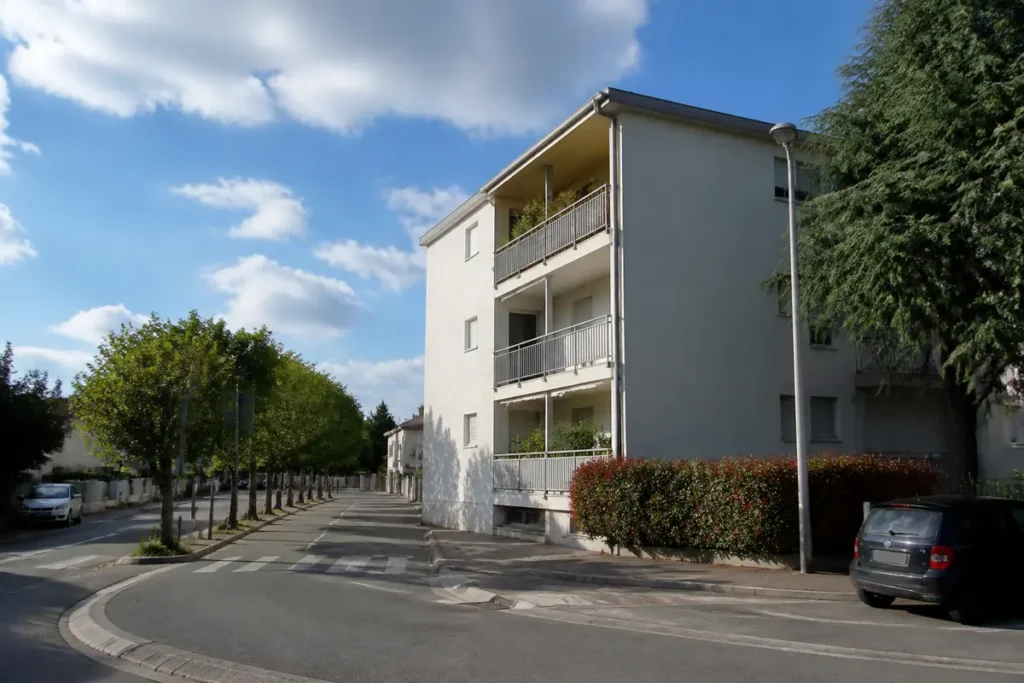 Immeuble d'appartements modernes où trouver artisan sur aquitainetravauxrenovation.fr pour rénovations locales