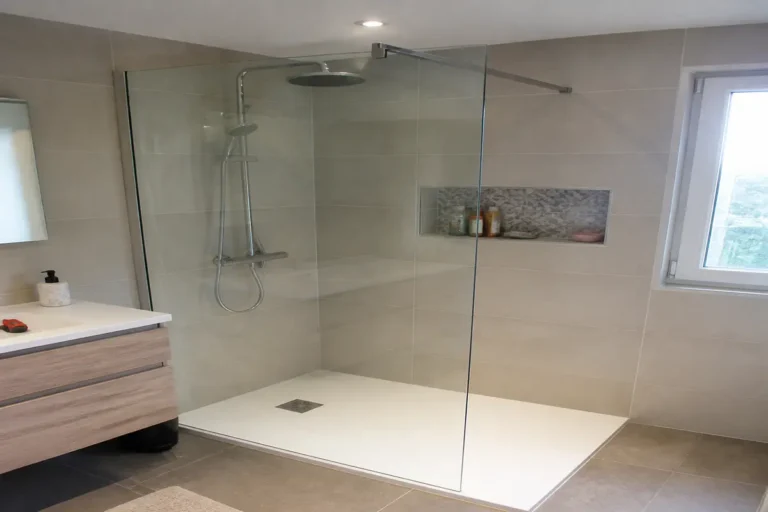 Douche moderne avec paroi en verre rénovée par Aquitaine Travaux Rénovation