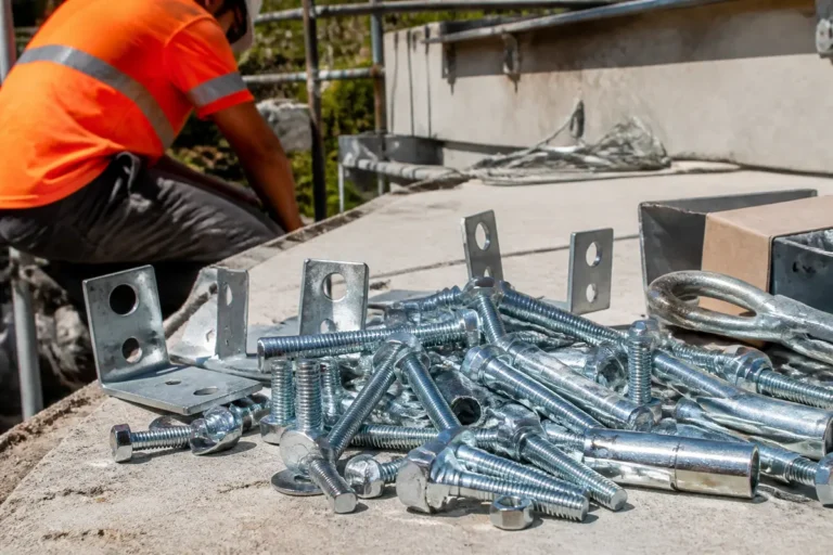 Boulons et supports métalliques pour chantier, fixation sur proxichantier.fr, ouvrier en arrière-plan