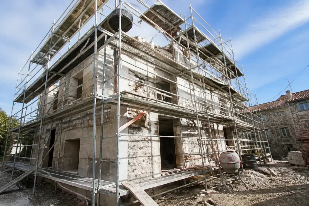Rénovation d'une maison en pierre avec échafaudages pour estimations prix sur proxichantier.fr